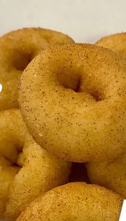 Cajita de mini donas de canela recién hechas