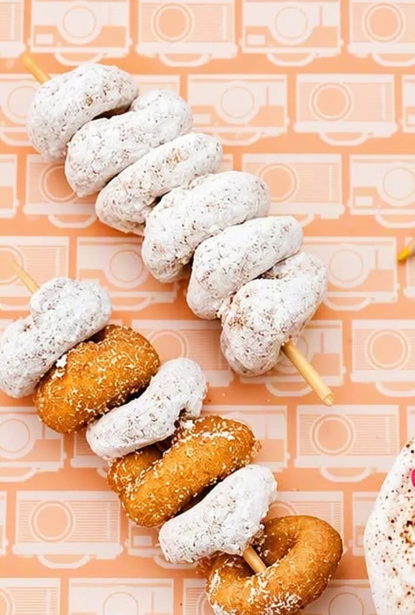 Pinchos de mini donas en azúcar blanca y canela